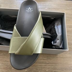 Aquatalia Ileena SZ 9 Olive NWT and box